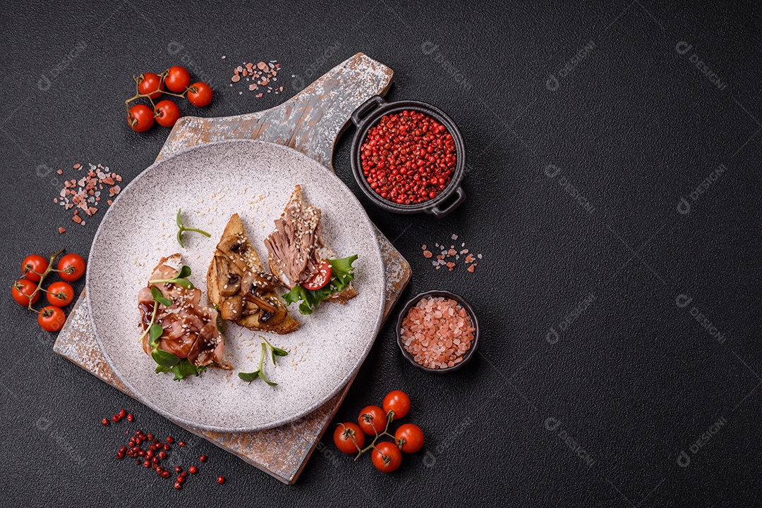 Bruschetta de Hash Brown saboroso mesa concreto