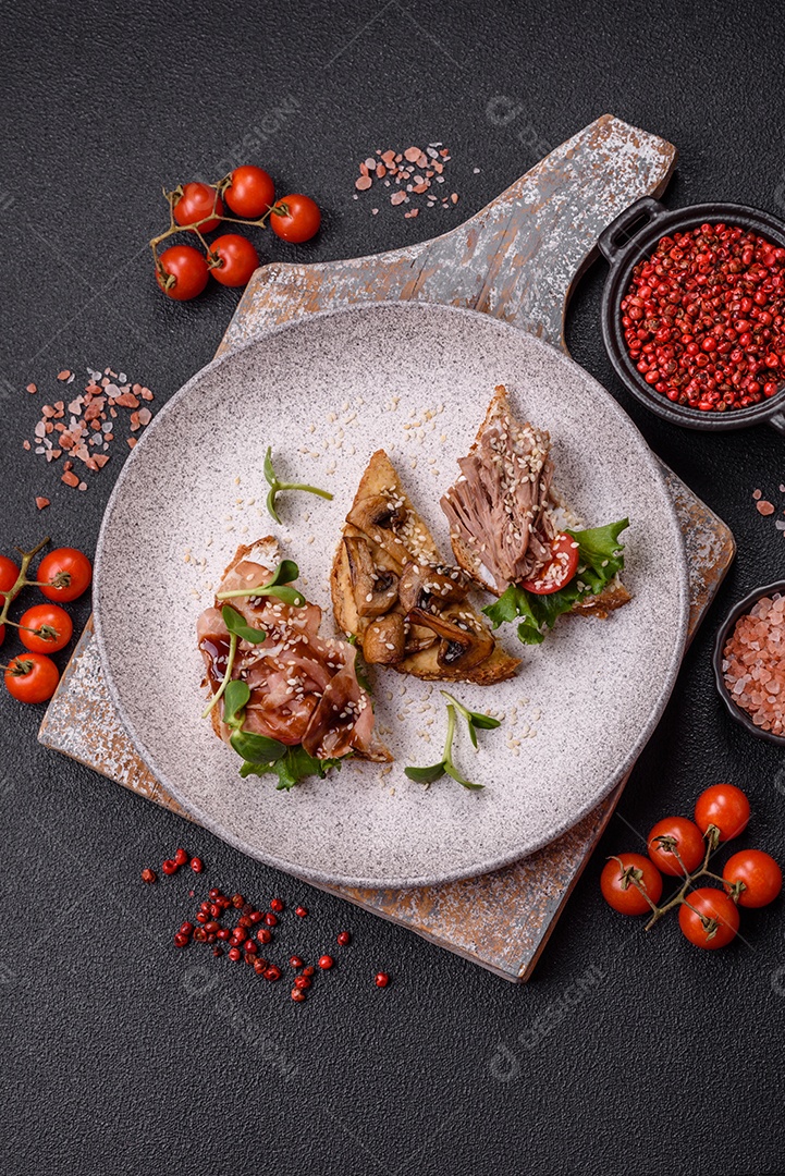 Bruschetta de Hash Brown saboroso mesa concreto