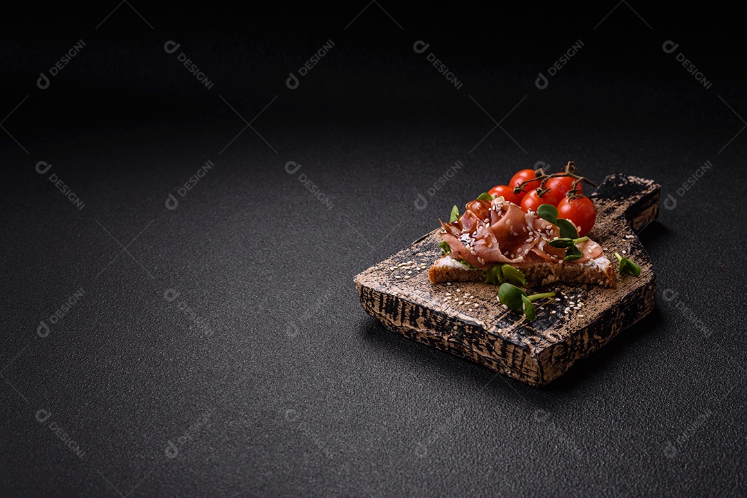 Bruschetta de Hash Brown saboroso mesa concreto