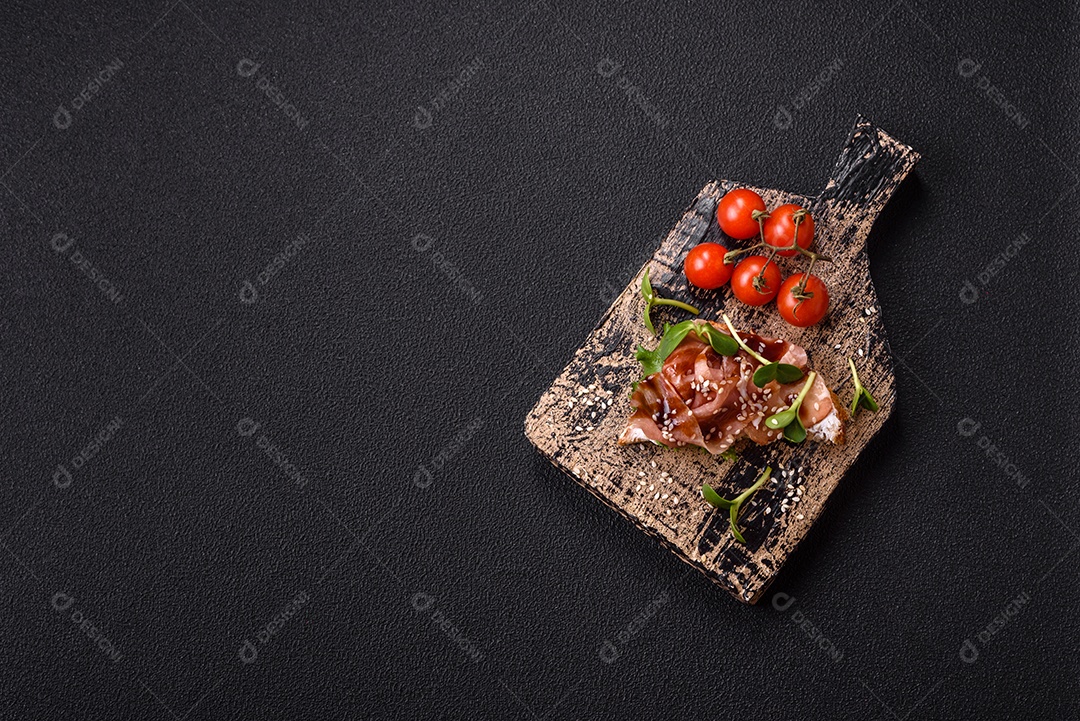 Bruschetta de Hash Brown saboroso mesa concreto