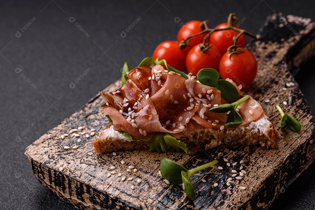 Bruschetta de Hash Brown saboroso mesa concreto