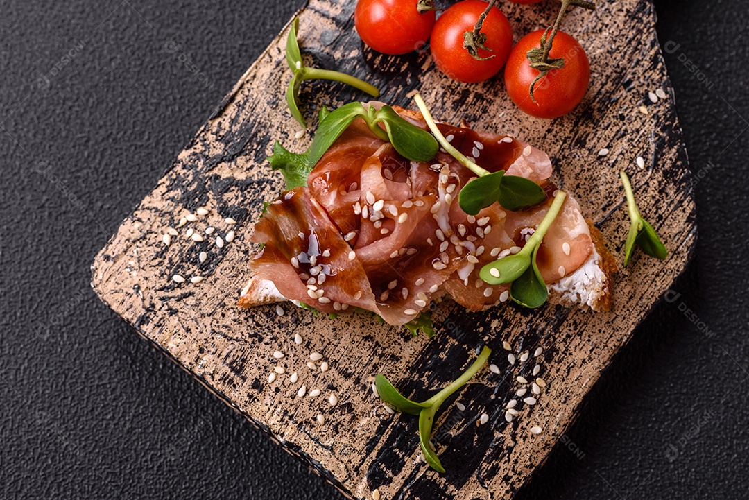 Bruschetta de Hash Brown saboroso mesa concreto