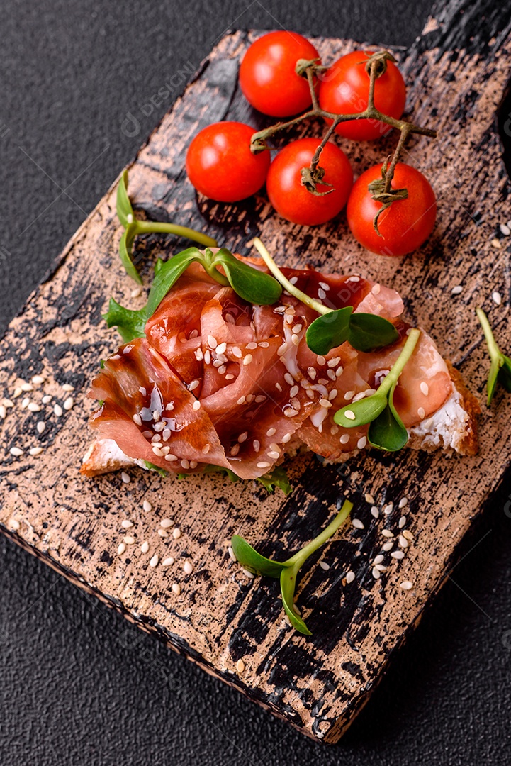 Bruschetta de Hash Brown saboroso mesa concreto