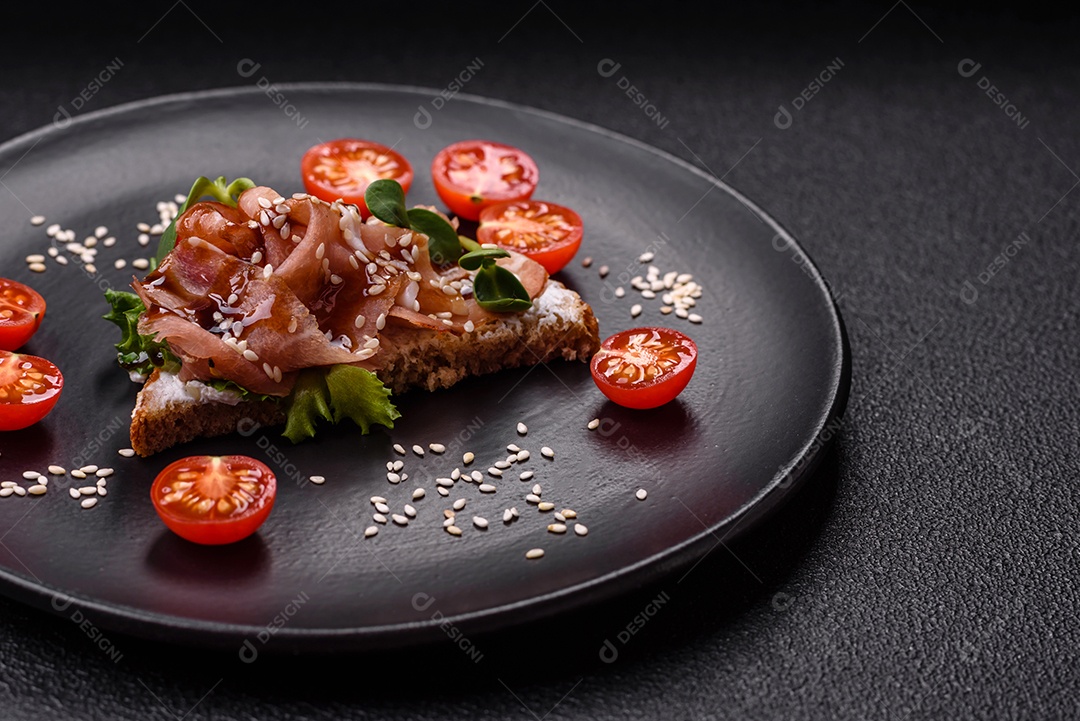 Bruschetta de Hash Brown saboroso mesa concreto