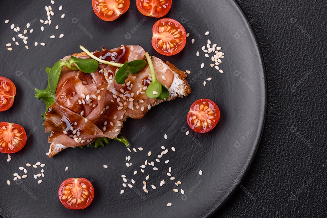 Bruschetta de Hash Brown saboroso mesa concreto
