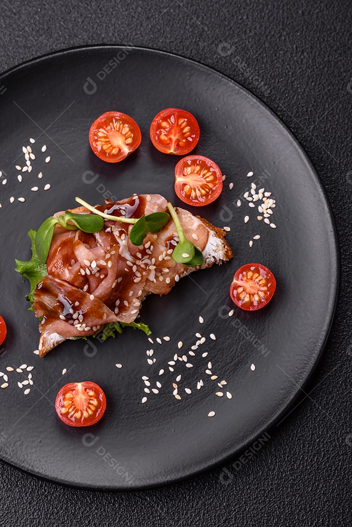 Bruschetta de Hash Brown saboroso mesa concreto