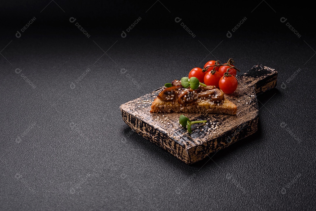 Bruschetta de Hash Brown saboroso mesa concreto