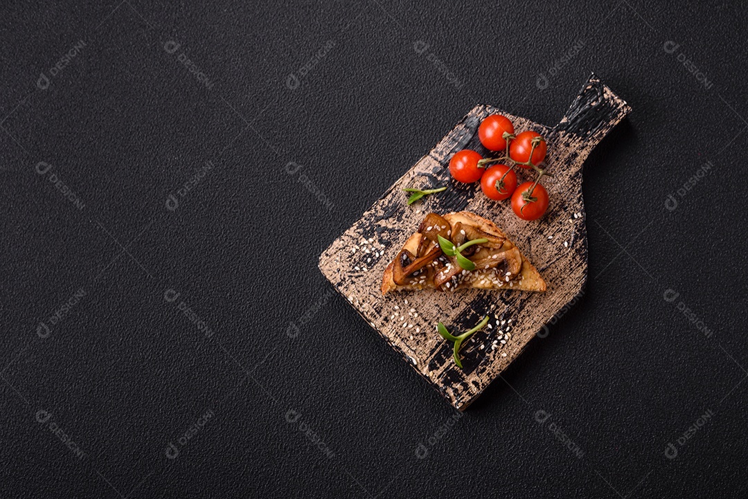Delicioso sanduíche crocante com torrada, rabanete, sementes de abóbora e linhaça