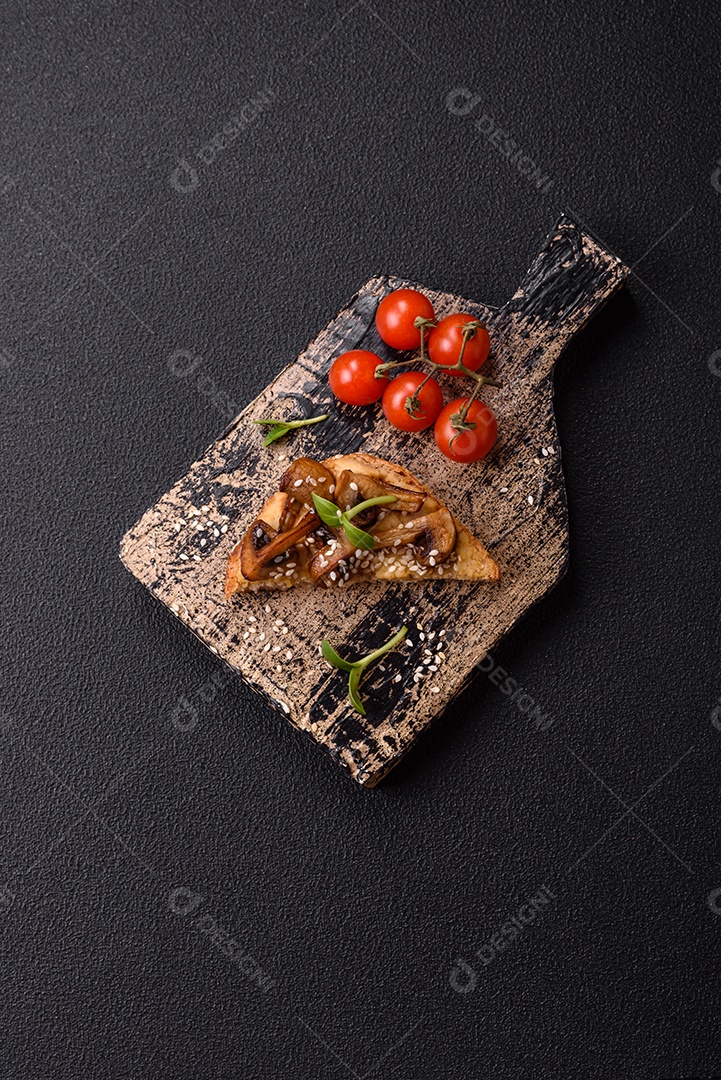 Bruschetta de Hash Brown saboroso mesa concreto