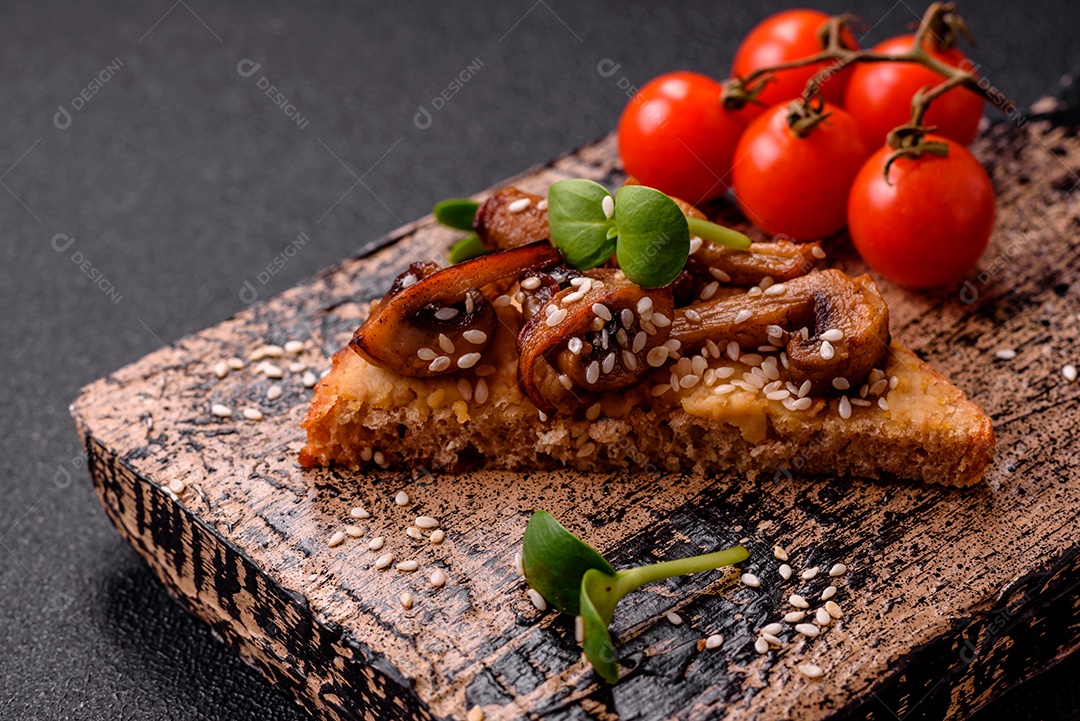 Delicioso sanduíche crocante com torrada, rabanete, sementes de abóbora e linhaça