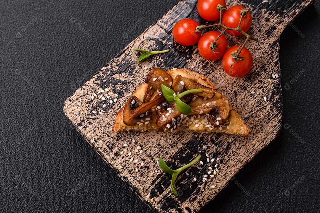 Delicioso sanduíche crocante com torrada, rabanete, sementes de abóbora e linhaça