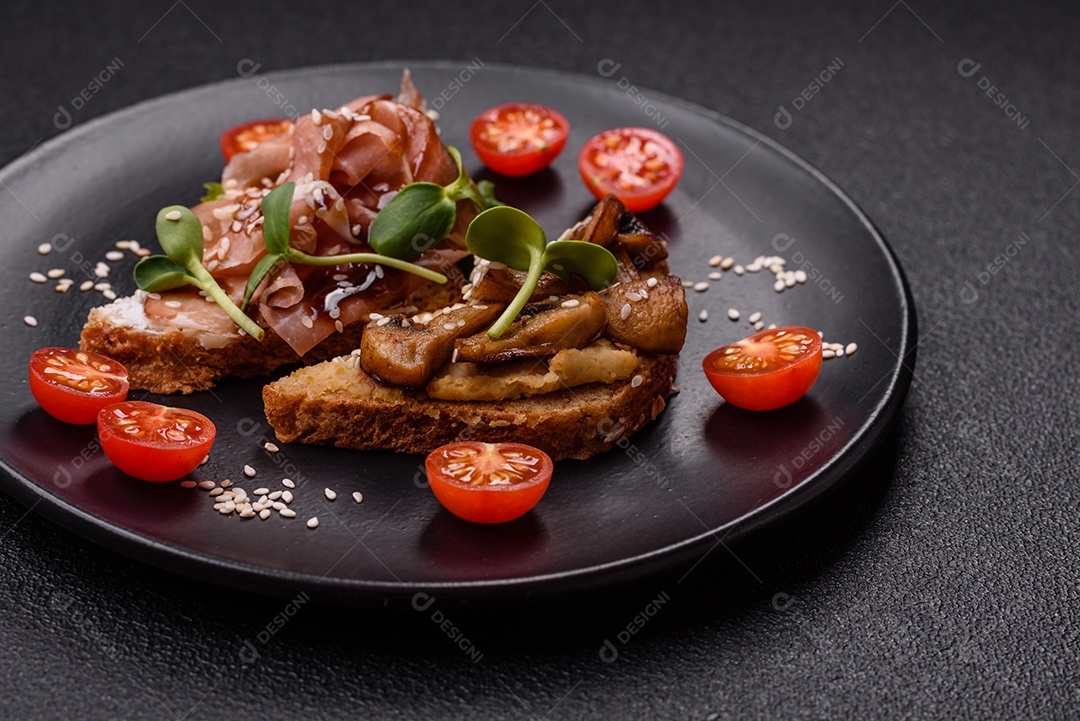 Delicioso sanduíche crocante com torrada, rabanete, sementes de abóbora e linhaça