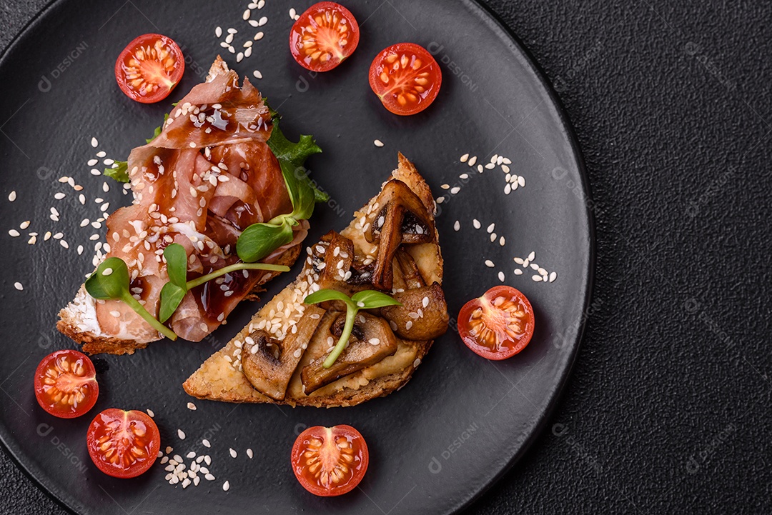 Delicioso sanduíche crocante com torrada, rabanete, sementes de abóbora e linhaça
