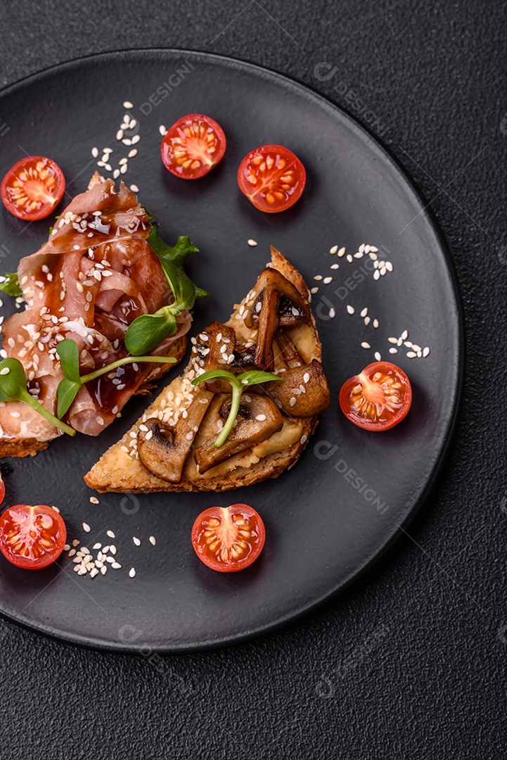 Delicioso sanduíche crocante com torrada, rabanete, sementes de abóbora e linhaça