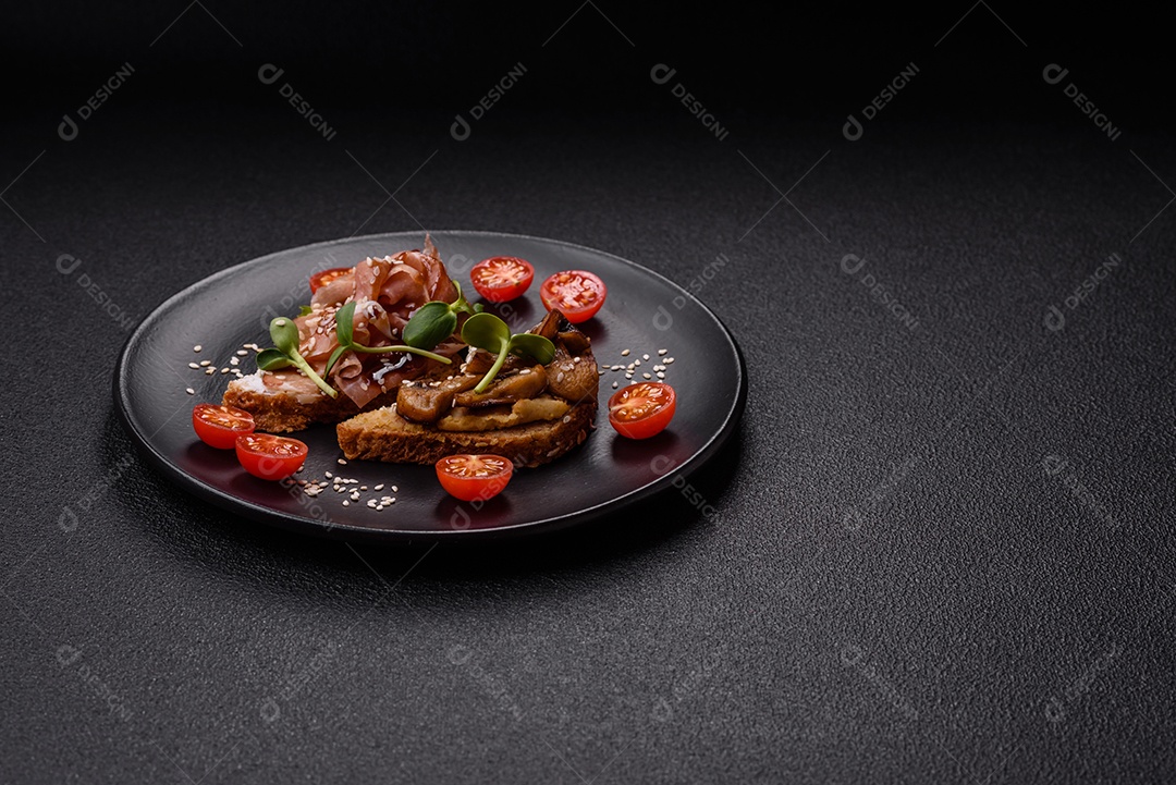 Delicioso sanduíche crocante com torrada, rabanete, sementes de abóbora e linhaça