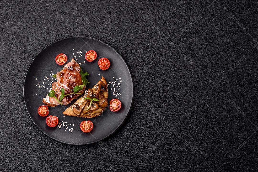 Delicioso sanduíche crocante com torrada, rabanete, sementes de abóbora e linhaça