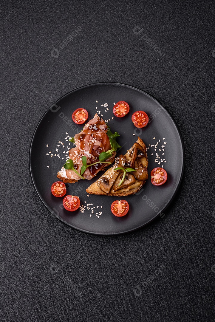 Delicioso sanduíche crocante com torrada, rabanete, sementes de abóbora e linhaça