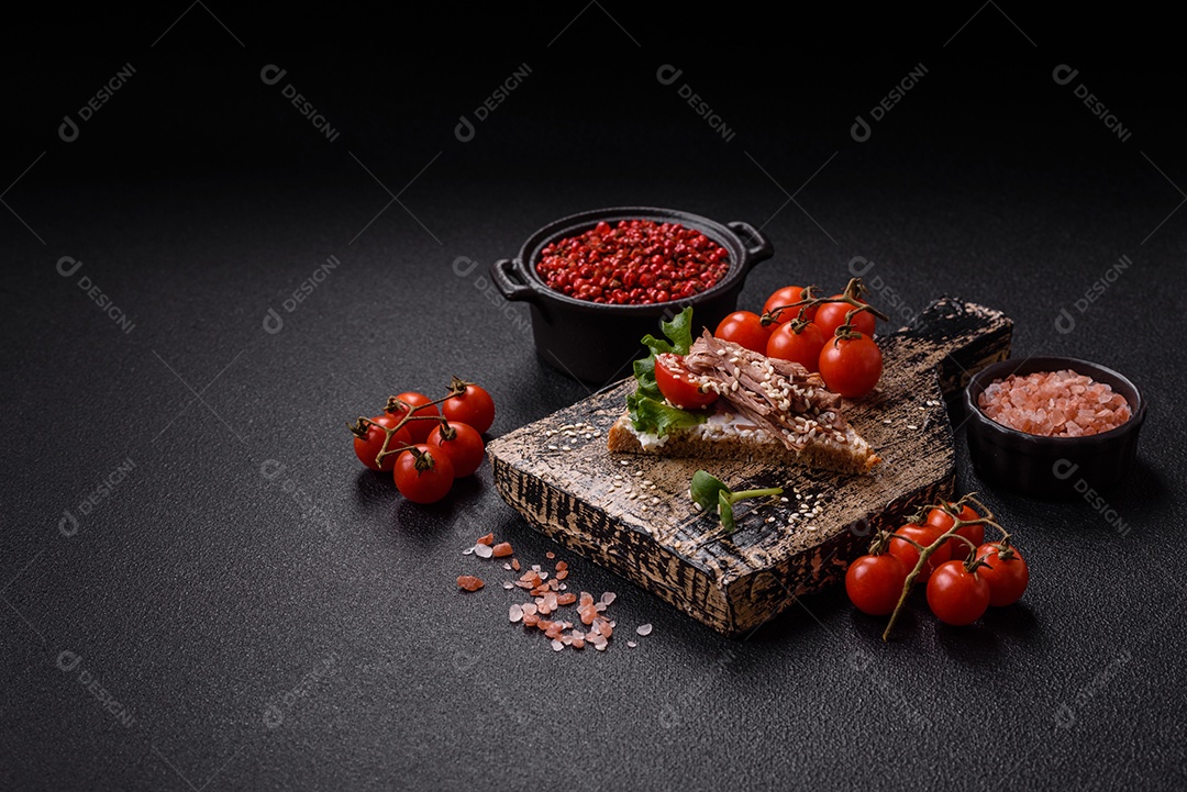 Delicioso sanduíche crocante com torrada, rabanete, sementes de abóbora e linhaça