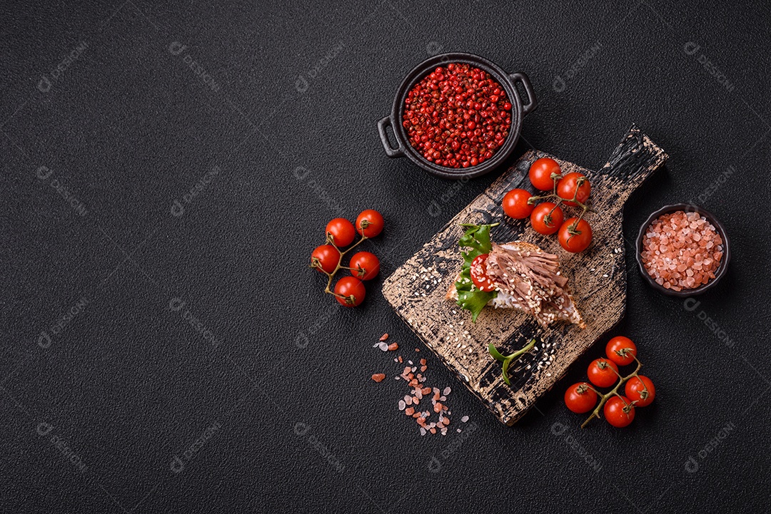 Delicioso sanduíche crocante com torrada, rabanete, sementes de abóbora e linhaça
