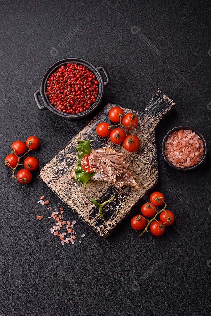 Delicioso sanduíche crocante com torrada, rabanete, sementes de abóbora e linhaça