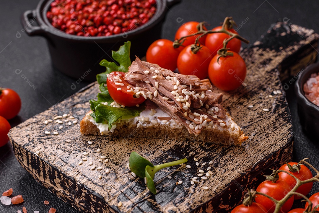Delicioso sanduíche crocante com torrada, rabanete, sementes de abóbora e linhaça