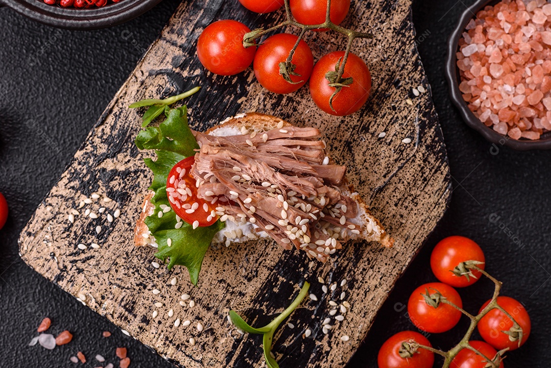 Delicioso sanduíche crocante com torrada, rabanete, sementes de abóbora e linhaça