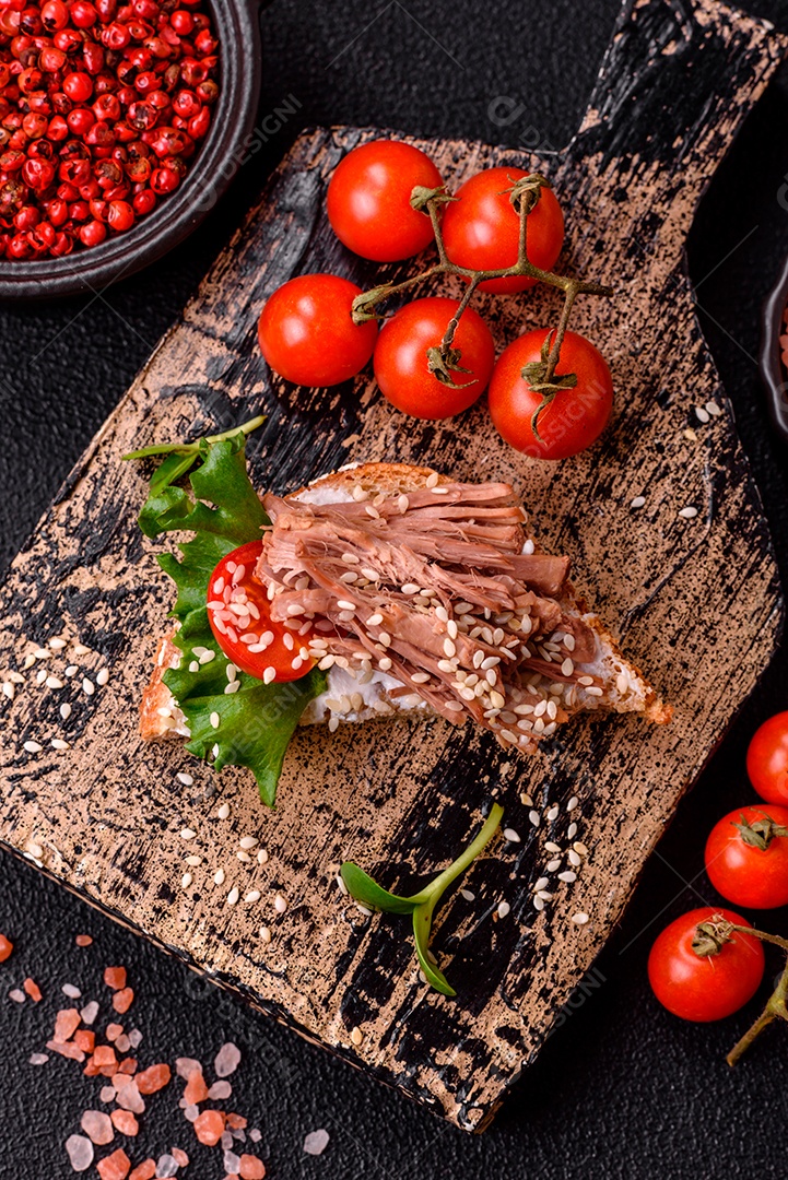 Delicioso sanduíche crocante com torrada, rabanete, sementes de abóbora e linhaça