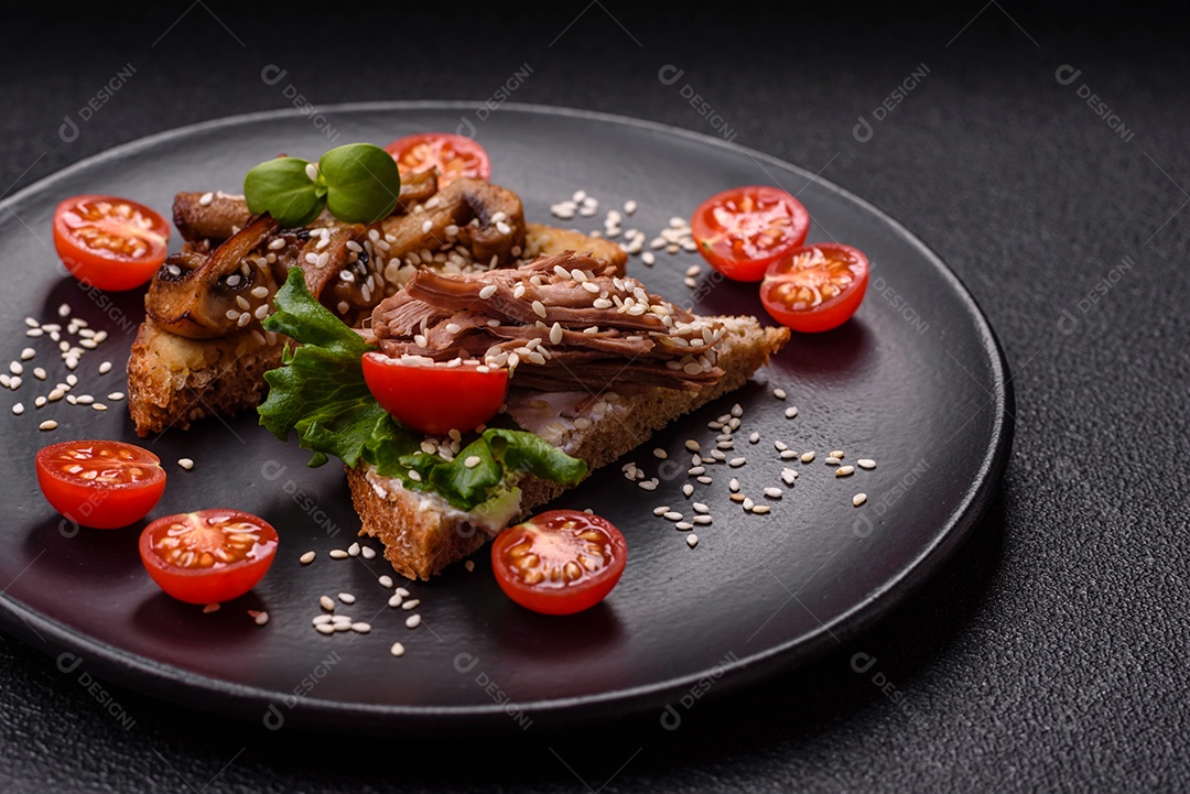 Delicioso sanduíche crocante com torrada, rabanete, sementes de abóbora e linhaça