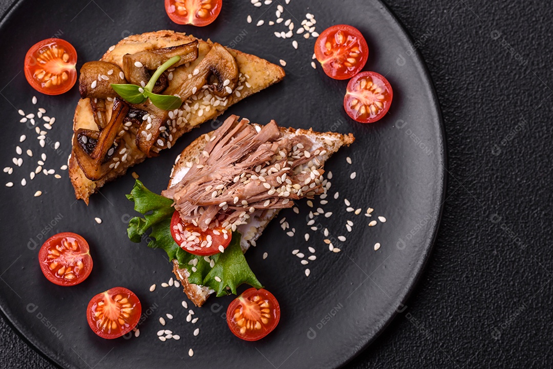 Delicioso sanduíche crocante com torrada, rabanete, sementes de abóbora e linhaça