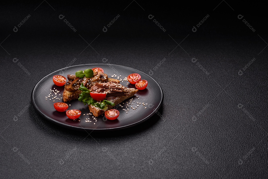 Bruschetta de Hash Brown saboroso mesa concreto