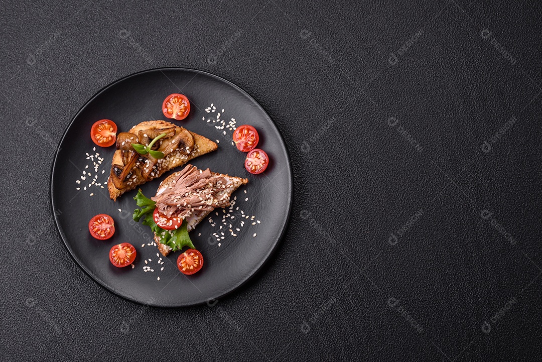 Delicioso sanduíche crocante com torrada, rabanete, sementes de abóbora e linhaça