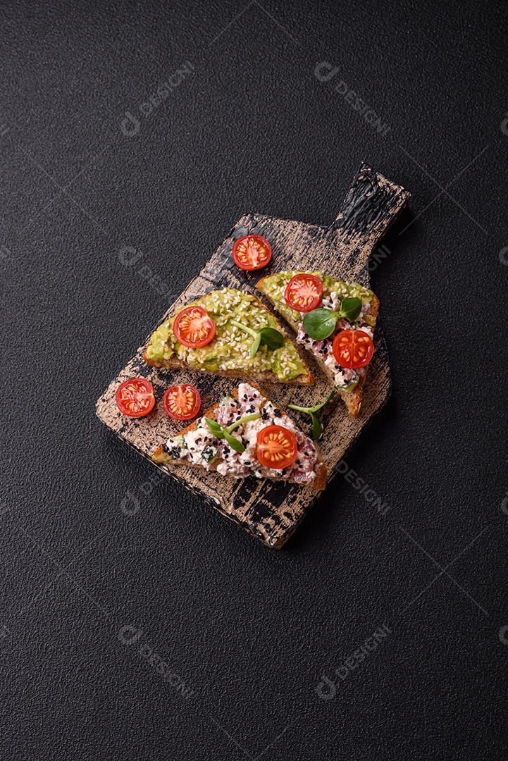 Delicioso sanduíche crocante com torrada, rabanete, sementes de abóbora e linhaça