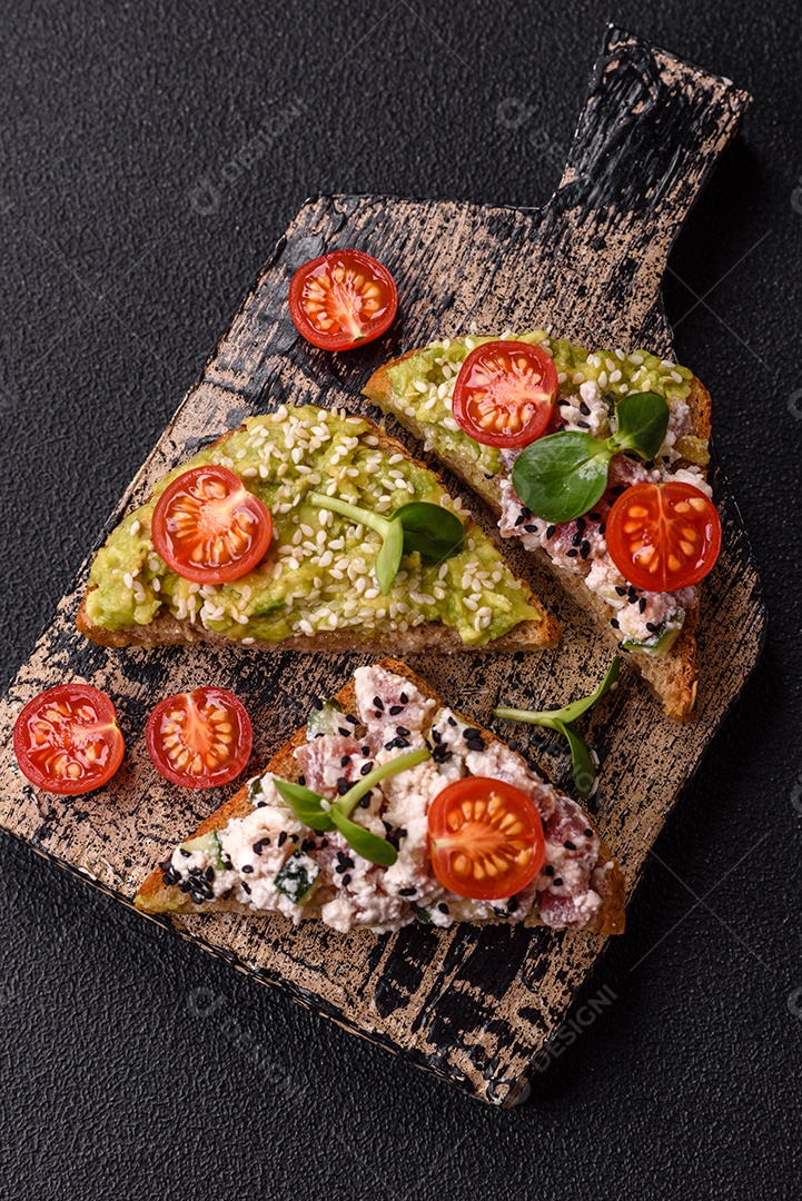 Delicioso sanduíche crocante com torrada, rabanete, sementes de abóbora e linhaça