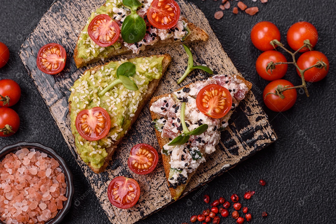 Delicioso sanduíche crocante com torrada, rabanete, sementes de abóbora e linhaça