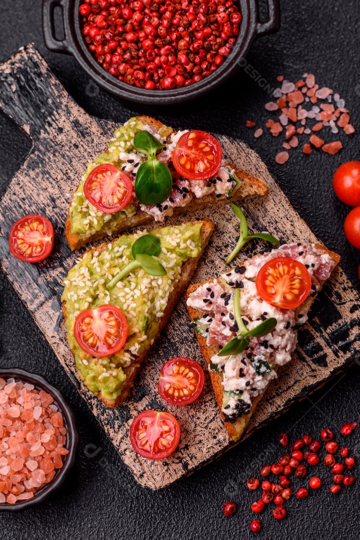 Delicioso sanduíche crocante com torrada, rabanete, sementes de abóbora e linhaça