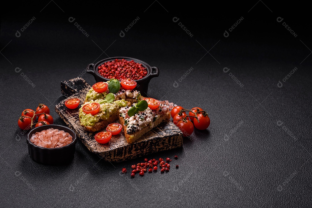 Delicioso sanduíche crocante com torrada, rabanete, sementes de abóbora e linhaça