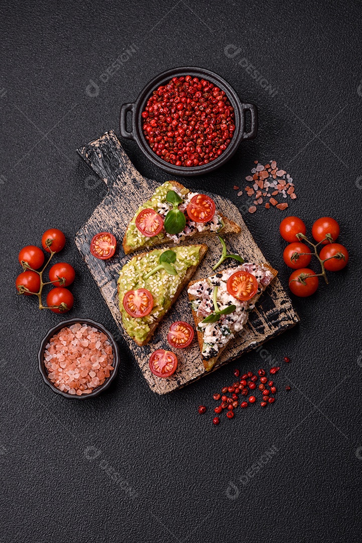 Delicioso sanduíche crocante com torrada, rabanete, sementes de abóbora e linhaça
