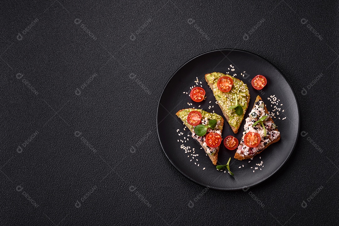 Delicioso sanduíche crocante com torrada, rabanete, sementes de abóbora e linhaça