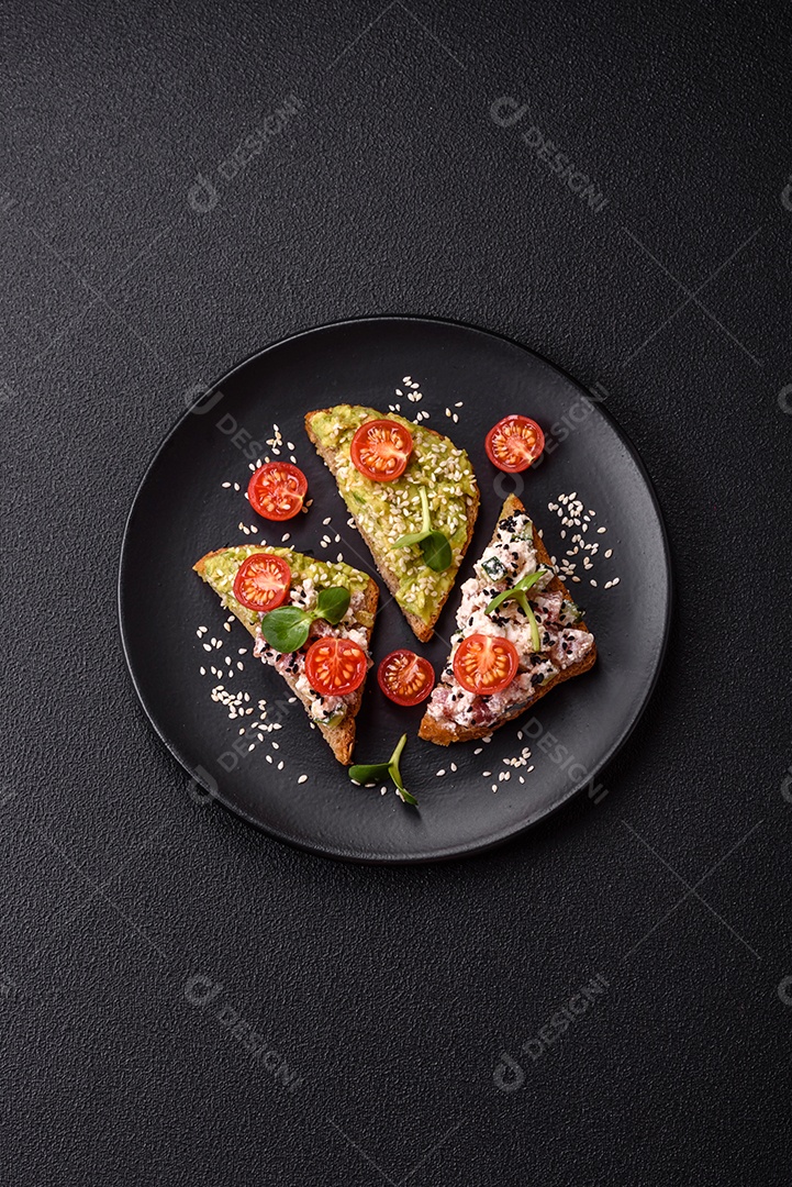 Delicioso sanduíche crocante com torrada, rabanete, sementes de abóbora e linhaça