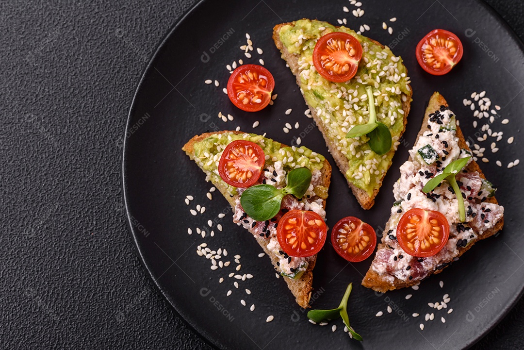 Delicioso sanduíche crocante com torrada, rabanete, sementes de abóbora e linhaça