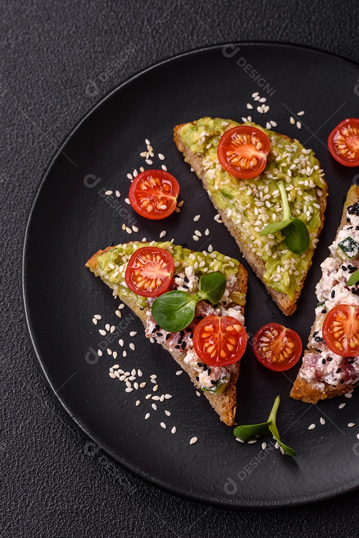 Delicioso sanduíche crocante com torrada, rabanete, sementes de abóbora e linhaça