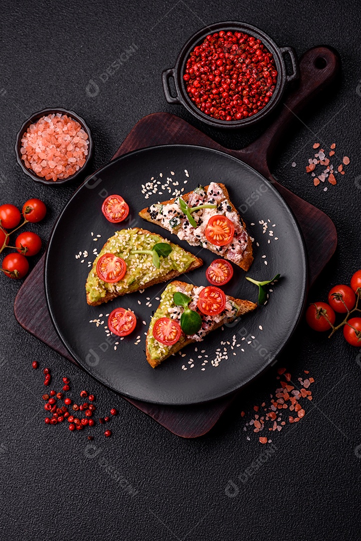 Delicioso sanduíche crocante com torrada, rabanete, sementes de abóbora e linhaça