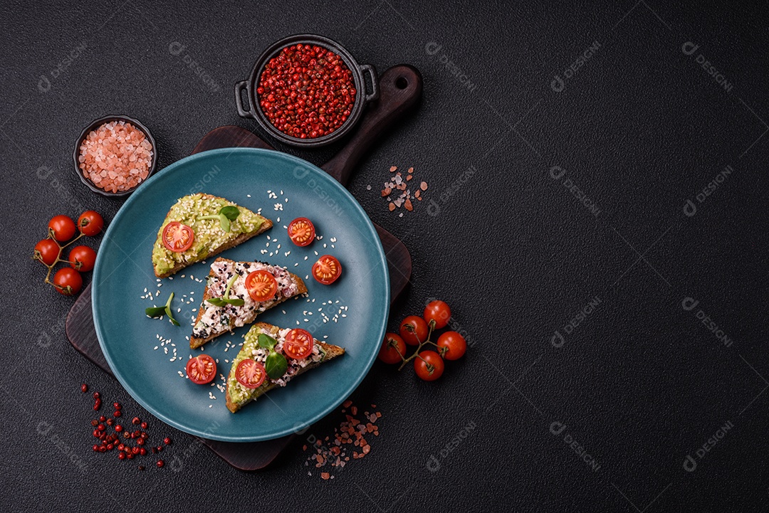 Delicioso sanduíche crocante com torrada, rabanete, sementes de abóbora e linhaça