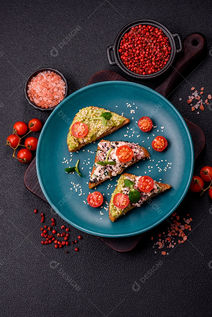 Delicioso sanduíche crocante com torrada, rabanete, sementes de abóbora e linhaça