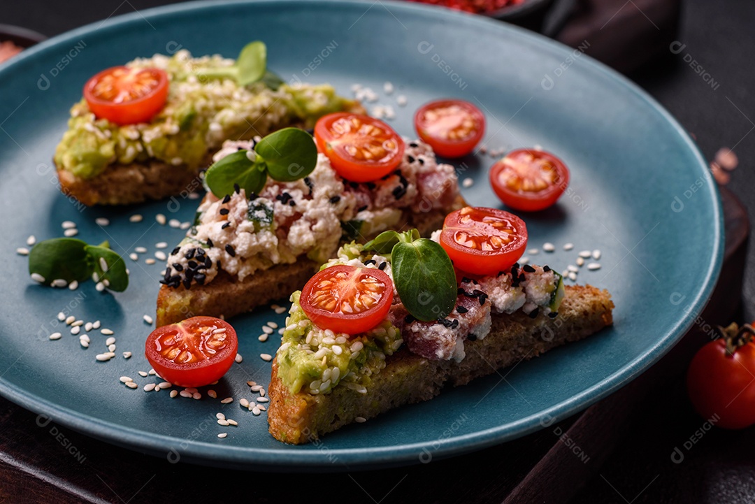 Delicioso sanduíche crocante com torrada, rabanete, sementes de abóbora e linhaça