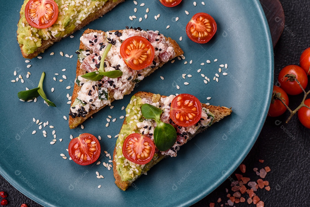 Delicioso sanduíche crocante com torrada, rabanete, sementes de abóbora e linhaça