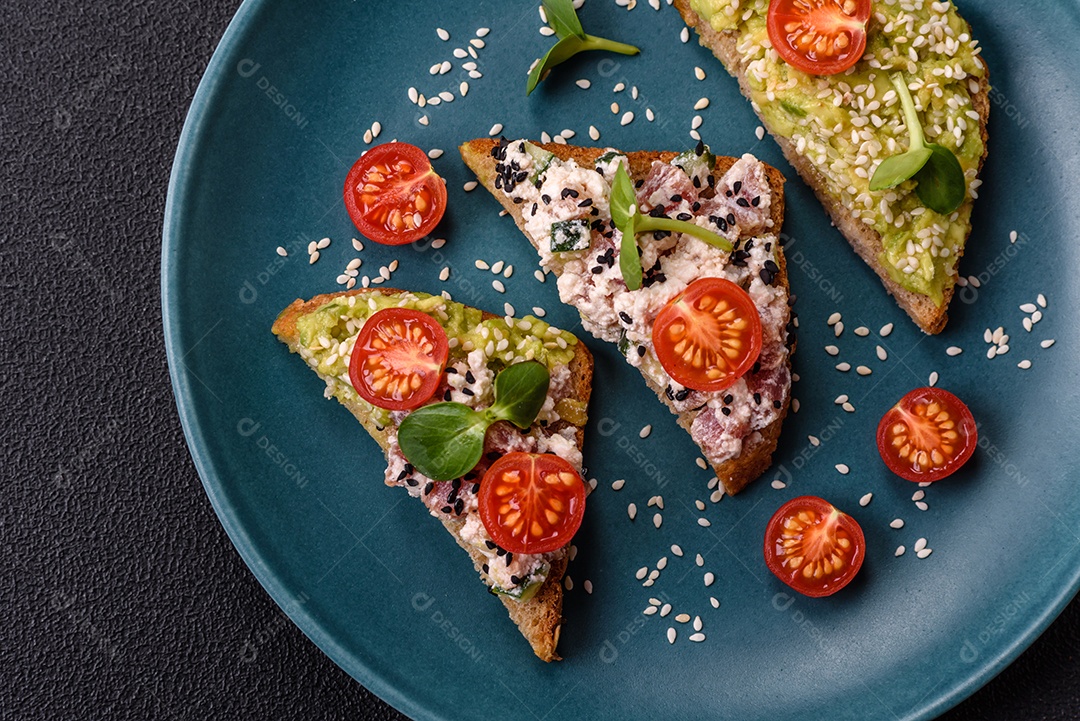 Delicioso sanduíche crocante com torrada, rabanete, sementes de abóbora e linhaça