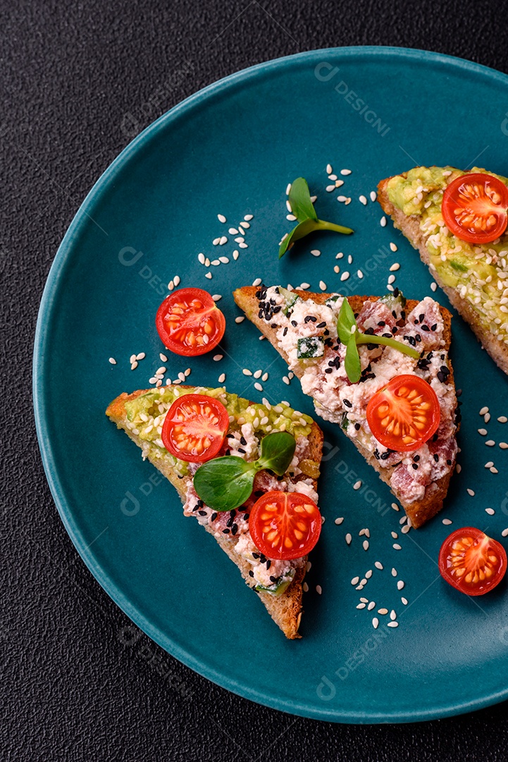Delicioso sanduíche crocante com torrada, rabanete, sementes de abóbora e linhaça