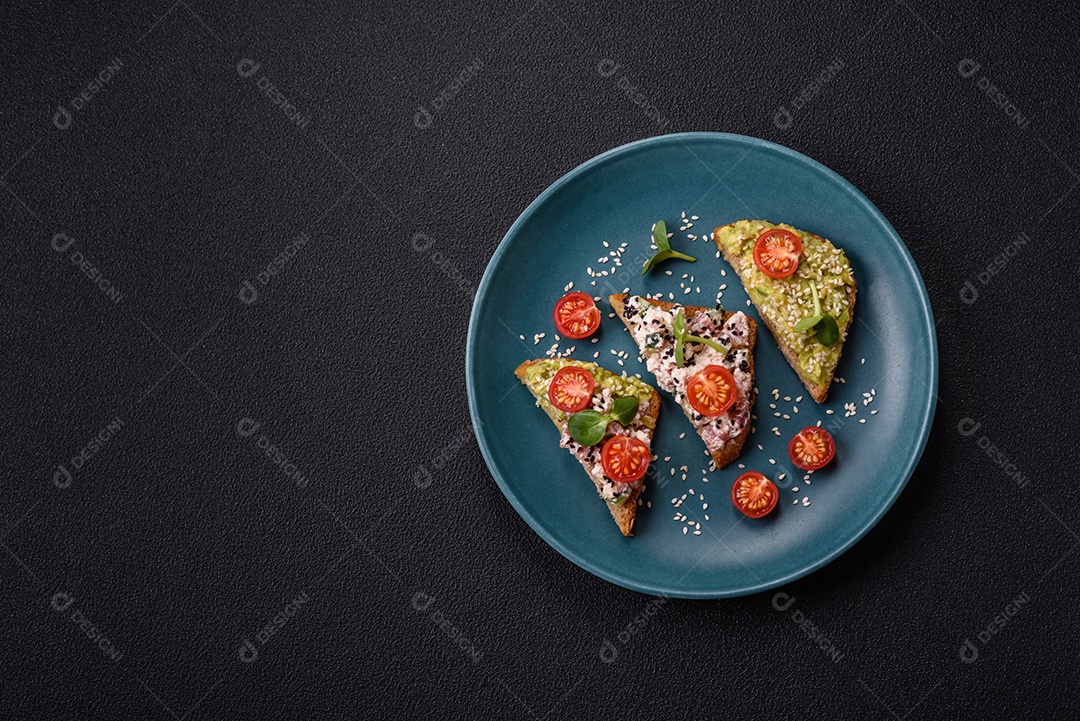 Delicioso sanduíche crocante com torrada, rabanete, sementes de abóbora e linhaça
