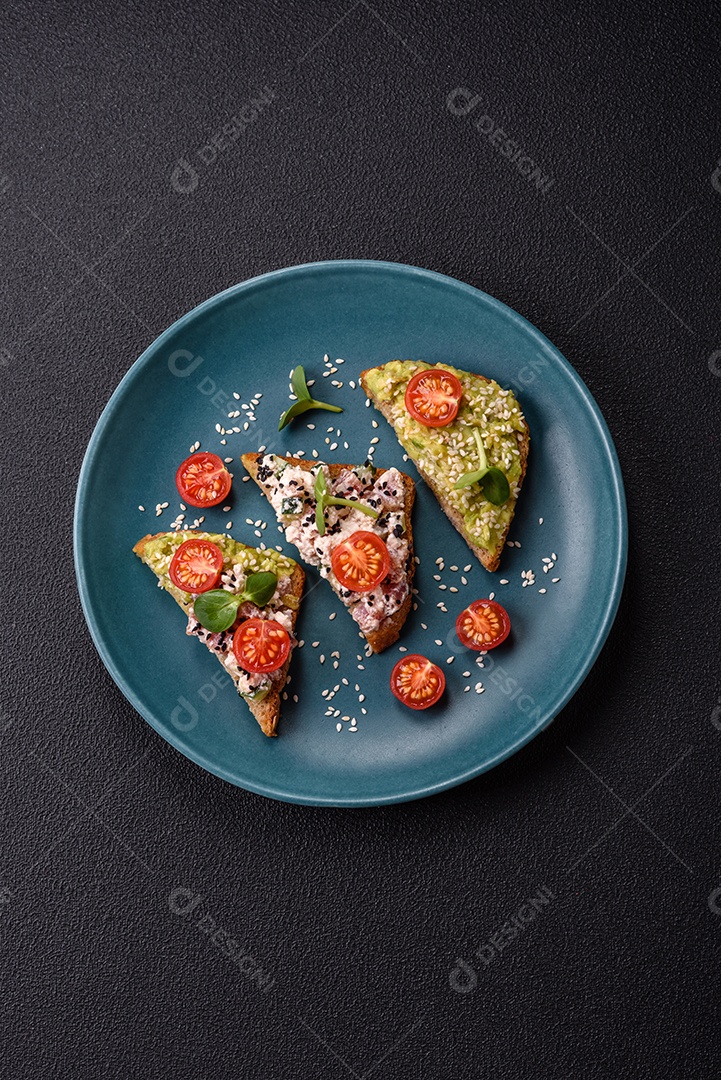 Delicioso sanduíche crocante com torrada, rabanete, sementes de abóbora e linhaça